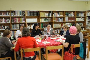 Mujeres bollulleras en uno de los talleres.