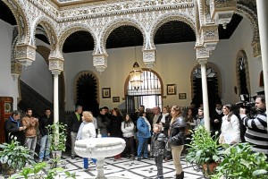 Los jóvenes visitaron diversos edificios de Bollullos.