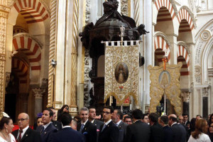 Los Simpecados a su llegada a la mezquita-catedral. / Foto: gentedepaz1940.blogspot.com.es