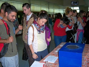 Jóvenes estudiantes interesados en la exposición.