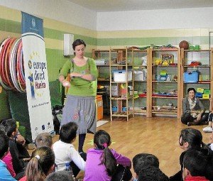 Los niños disfrutan con la actividad de cuentacuentos.