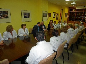 La presidenta nacional de la AECC visita este centro hospitalario.