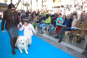 Las mascotas han desfilado ante la atenta mirada de los onubenses y acompañadas de sus dueños. 