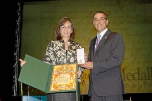 Eloisa Bayo, con su Medalla de la Provincia. 