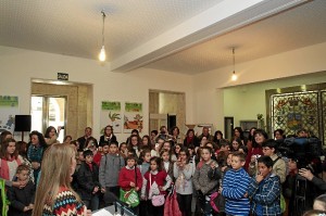 Pequeños asistentes a la inauguración de la exposición. / Foto: José Carlos Palma