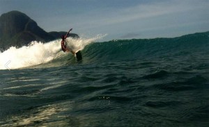 El joven lleva varios años viajando a Asia para practicar surf.