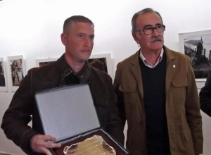 El vicepresidente del Consejo junto al ganador del segundo premio del Concurso de Fotografia de la Semana Santa 2013.