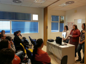 Los padres asistentes a la primera sesión de la Escuela.