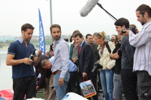 Los jóvenes, presentando su idea ante los medios. / Foto: http://farfaraway.hu/#