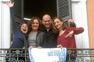 El equipo de 'La distancia más larga' con el cartel de la película.