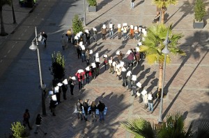 Lazo humano en el centro de Huelva por las víctimas.