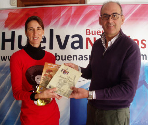 Nuestra compañera Pilar Ojeda hizo entrega de los libros a Antonio Gómez Esquivel.