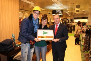 Momento de la entrega de la tarjeta regalo a la ganadora, Tamara,  acompañada de Óscar Martínez y del Director de Hipercor-Tiendas El Corte Inglés en Huelva.