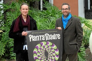 El director de 'Planta Madre', Gianfranco Quattrini, y el actor Manuel Fanego, con el cartel de la película.