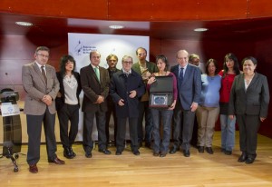 Antonio Peinazo y familiares de Ángel Serradilla y Enrique García junto a autoridades onubenses.