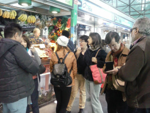 Los periodistas, en el Mercado del Carmen de Huelva. 