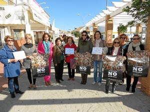 Reparto de carteles en Mazagón.