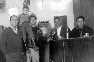 'Los Cuartelillos', cuando se encontraban en la antigua calle Moguer. / Foto: Archivo Domingo Martín. 