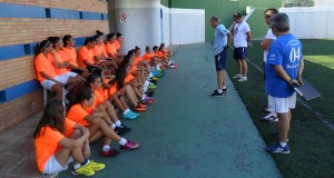 Antonio Toledo, durante una charla a sus jugadoras en el arranque de la temporada.