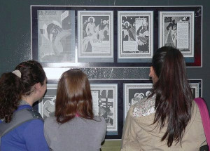 Alumnos contemplando algunos ejemplares de la exposición. 