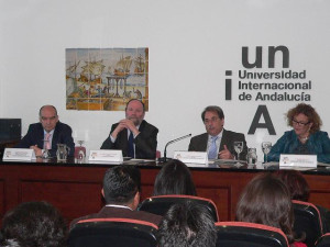 El rector de la Unia, Eugenio Domínguez Vilches, inauguró el curso de formación en gestión universitaria.