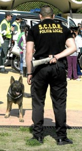 Un policía y un perro componen la unidad.