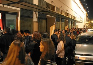 Colas del público ante el musical. 