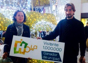 Isabel María Pérez recibe su premio por ser la visitante un millón de Holea Huelva.