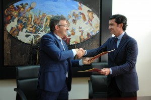 Francisco Ruiz y M<nuel Pedrero en la firma del convenio.