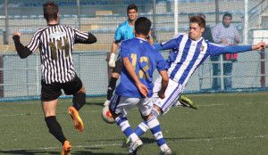 Domínguez despeja un balón en presencia de Ito. / Foto: B. A.