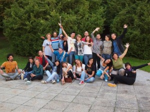 La joven onubense rodeada de otros voluntarios en Eslovenia.