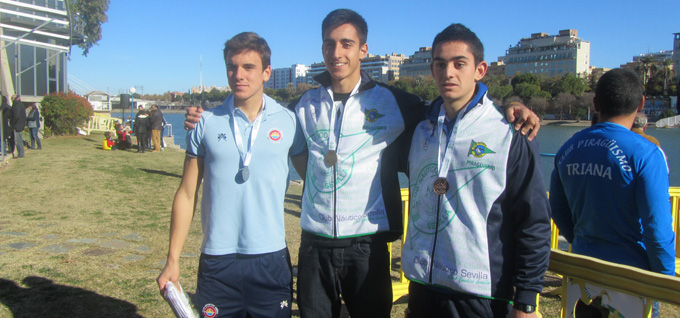 Los tres medallistas del CD Abedul de Aljaraque.