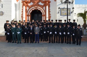 Los miembros de la Policía almonteña delante de la parroquia de la Asunción.