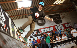 El premio al mejor truco recayó en el skater del Club Zion de Huelva, Álex Redis. / Foto: J. L. Rúa.