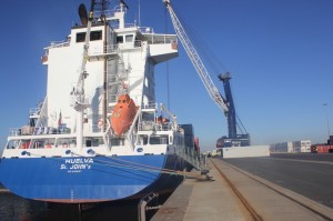 El buque 'Huelva' ha comenzado a transportar productos cargados en el muelle Sur.