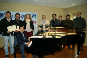 La directora del Centro junto a los representantes de las entidades patrocinadas.