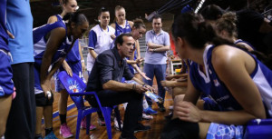 El técnico conquerista, durante un tiempo muerto del equipo. / Foto: Pedro Burgos.