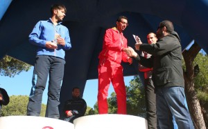 Momento de la entrega de premios a los vencedores absolutos.