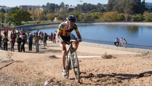 Los 40 participantes tuivieron que superar un espectacular y exigente circuito. / Foto: J. L. Abad.