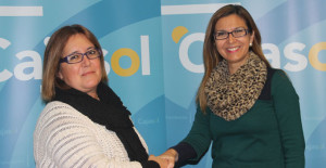 Beatriz Ferrera y Matilde Valdivia, tras la firma del convenio.