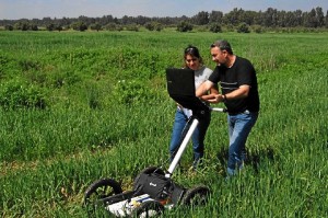 Barranco, con el georradar durante la investigación. 