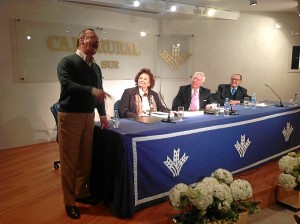 La presentación del libro finalizó con la interpretación de unos fandangos alosneros.