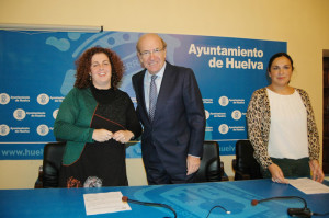 Isabel Arteaga, Pedro Rodríguez y Juana Carrillo en la firma del convenio.