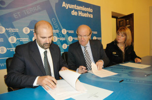 Julio González, Pedro Rodríguez y la concejal Pilar Miranda durante la firma del convenio.