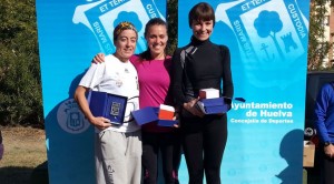 María José López, en el podio tras ganar una carrera en el parque Moret.