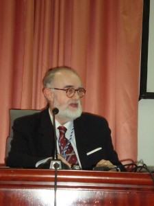 El conferenciante y académico, José Domínguez León.