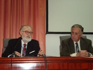 El conferenciante apuntó a la necesidad de conocer la historia.