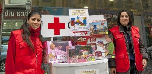 Dos voluntarias de Cruz Roja a las puertas de la juguetería.