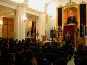 Los jóvenes en la Capilla de la Esperanza / Foto: Hdad. de la Esperanza