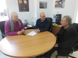 El presidente y el secretario general de Resurgir con el director de Huelva Buenas Noticias.